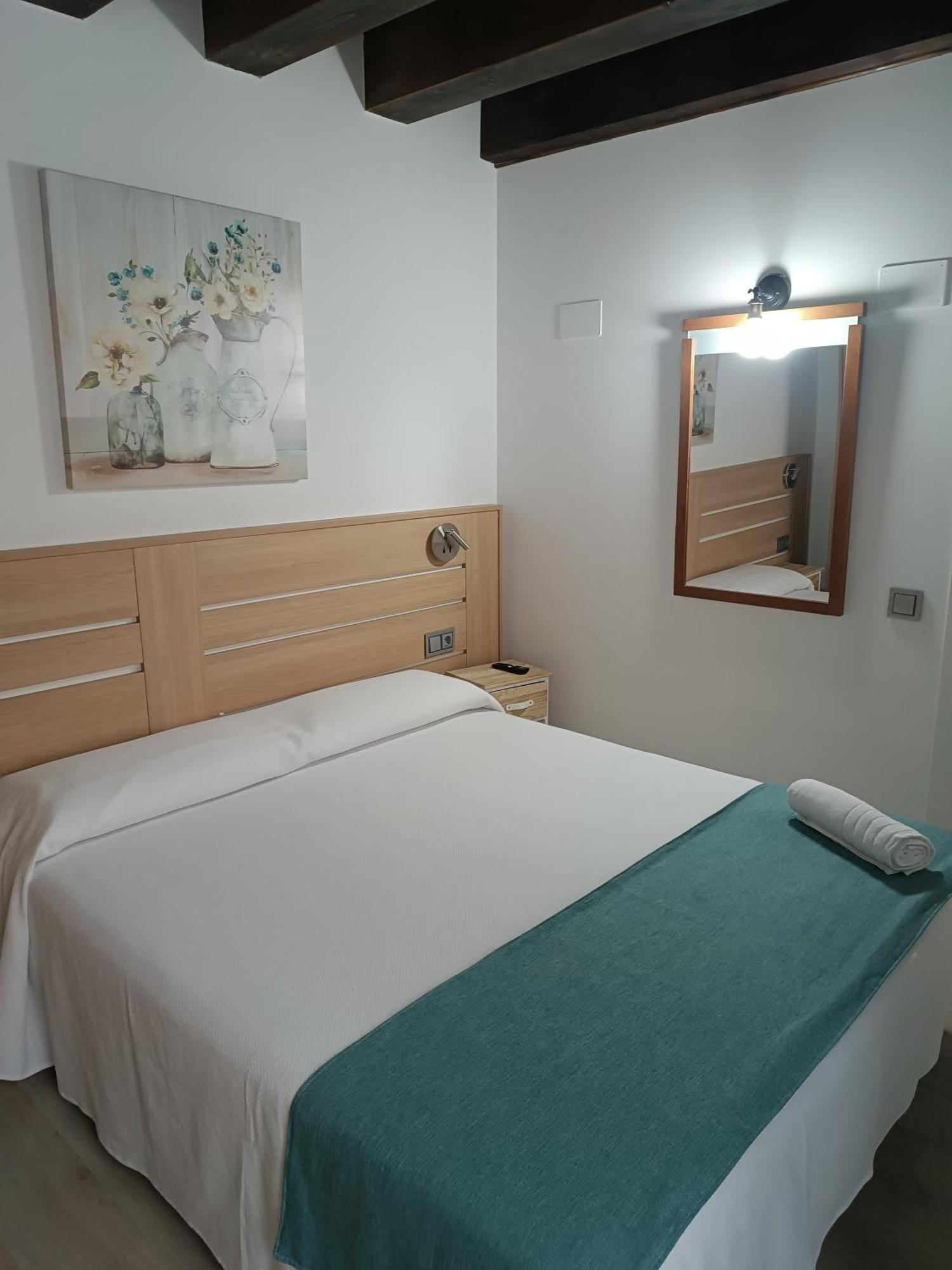 Apartamentos Turisticos Avila Puerta De Los Leales 1-2 Eksteriør bilde
