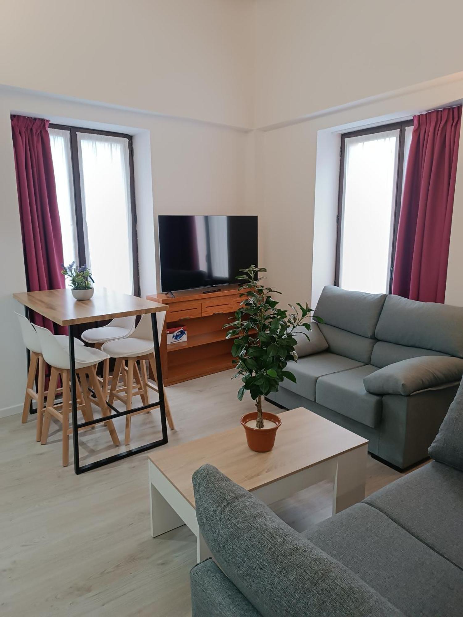 Apartamentos Turisticos Avila Puerta De Los Leales 1-2 Eksteriør bilde